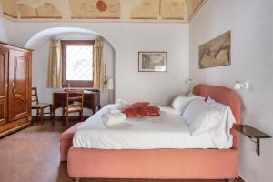 A bed or beds in a room at Colosseo 62 Apartment