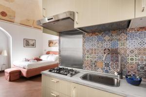 A kitchen or kitchenette at Colosseo 62 Apartment