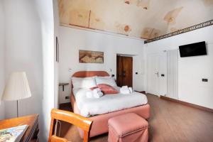 A bed or beds in a room at Colosseo 62 Apartment