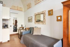 A kitchen or kitchenette at Colosseo 62 Apartment