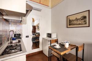 A kitchen or kitchenette at Colosseo 62 Apartment