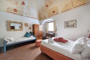 A bed or beds in a room at Colosseo 62 Apartment