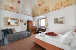 A bed or beds in a room at Colosseo 62 Apartment