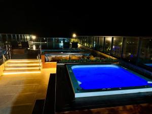 Flat piscina borda infinita a 50m do mar - 214 في جواو بيسوا: حمام سباحة أعلى مبنى في الليل