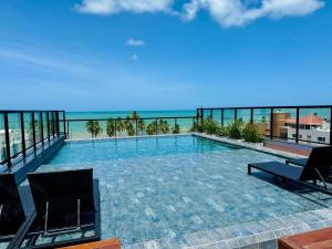 Flat piscina borda infinita a 50m do mar - 214 في جواو بيسوا: مسبح فوق مبنى مطل على المحيط