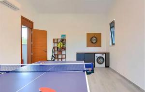 una sala da ping pong con tavolo da ping pong di 4 Bedroom Stunning Home In Rakalj a Rakalj