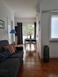 ein Wohnzimmer mit Sofa und Tisch in der Unterkunft Appartamento tra sole, mare e natura in Otranto