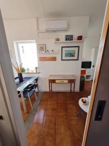 ein Wohnzimmer mit einem Tisch, einem Tisch und Stühlen in der Unterkunft Appartamento tra sole, mare e natura in Otranto