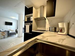 eine Küche mit einer Arbeitsplatte mit einem Gerät darauf in der Unterkunft Luxury 2-Bed Marina Apartment in Alcossebre