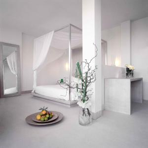 una habitación con una bandeja de fruta y una cama en Methis Hotel & SPA en Padua