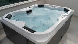 Foto sihtkohas Višnjan asuva majutusasutuse Villa Onyx for 12 people near Porec with 65 private pool and jacuzzi galeriist