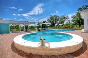 Bassein majutusasutuses Villa Onyx for 12 people near Porec with 65 private pool and jacuzzi või selle lähedal +34 fotot