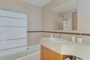 une salle de bains avec un lavabo et un miroir dans l'établissement Barreiros Residence I, à Funchal