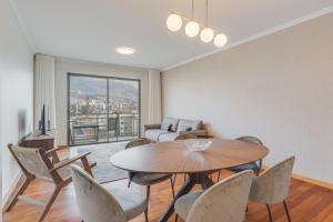 un salon avec une table, des chaises et un canapé dans l'établissement Barreiros Residence I, à Funchal 15 autres photos
