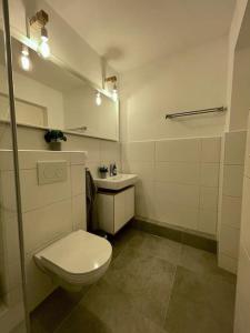 a bathroom with a toilet and a sink at Weser-City-Panorama 2Zi 9OG 5P Mitte in Bremerhaven +23 photos