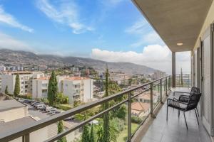 un balcon avec vue sur une ville dans l'établissement Barreiros Residence I, à Funchal