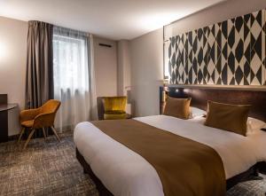 Postel nebo postele na pokoji v ubytování Brit Hotel Du Stade Rennes Ouest