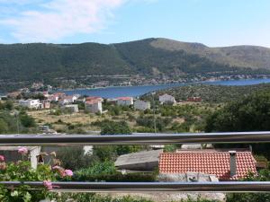 Blick auf eine Stadt und einen See mit Bergen in der Unterkunft Apartments Josi in Grebaštica