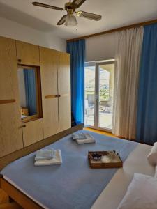 ein Schlafzimmer mit einem Bett mit zwei Handtüchern darauf in der Unterkunft Apartments Josi in Grebaštica