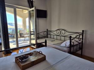 1 Schlafzimmer mit 2 Betten und Blick auf einen Balkon in der Unterkunft Apartments Josi in Grebaštica