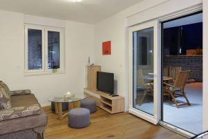 Televízia a/alebo spoločenská miestnosť v ubytovaní Apartment Nata