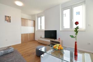 Televízia a/alebo spoločenská miestnosť v ubytovaní Apartment Nata