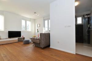 Televízia a/alebo spoločenská miestnosť v ubytovaní Apartment Nata