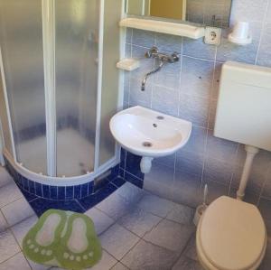 Koupelna v ubytování Apartments Jope