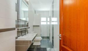 biała łazienka z toaletą i umywalką w obiekcie Apartments Jope w mieście Stara Novalja