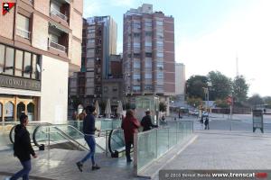 a group of people walking down a city street at Zona Camp Nou 15 minutos centro en metro in Hospitalet de Llobregat