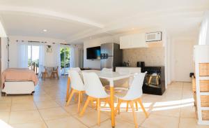 a kitchen and dining room with a table and chairs at Departamentos NIZA 313 in Ostende