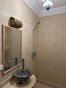 ein Badezimmer mit Waschbecken und Spiegel in der Unterkunft Habibi Riad&Hostel in Marrakesch