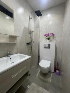 a bathroom with a white toilet and a sink at BBimmo APPART HOTEL in Dakar