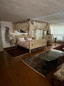 Un dormitorio con una cama y una mesa dentro. en Castillo Lanzarote Villa Antonia, en Tías