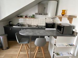 Kuchyň nebo kuchyňský kout v ubytování Le Piton - Appartements