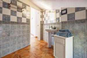 a bathroom with a sink and a mirror at Apartament Ewa z widokiem Casares in Casares