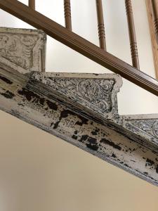 una lámpara de araña que cuelga del techo de un edificio en Ferienwohnung beethoven-12, en Zittau