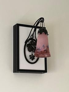 una foto de una lámpara colgada en la pared en Ferienwohnung beethoven-12, en Zittau