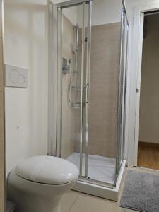 Un baño con ducha, inodoro y lavabo. en Mohho suite, en Trieste