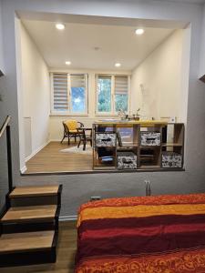 Camera con letto, scrivania e tavolo. di Ferienhaus - 135 qm - Nähe Insel Poel Ostsee a Damekow