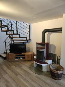 un soggiorno con tv e scala di Ferienhaus - 135 qm - Nähe Insel Poel Ostsee a Damekow