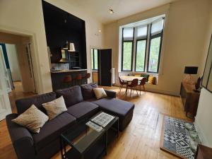 a living room with a couch and a table at Appartement Manhattan 4 pers in La Madeleine