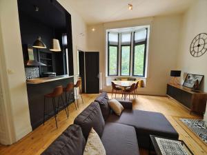 a living room with a couch and a table at Appartement Manhattan 4 pers in La Madeleine