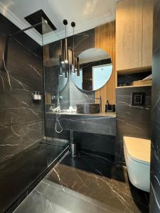 een badkamer met een wastafel en een spiegel bij A 2 pas de la croisette in Cannes +45 foto's