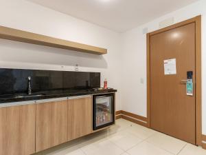 A cozinha ou cozinha compacta de Athos Bulcão Hplus Executive