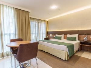 Cama ou camas em um quarto em Athos Bulcão Hplus Executive