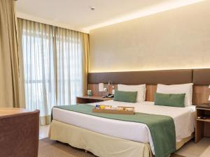 Cama ou camas em um quarto em Athos Bulcão Hplus Executive