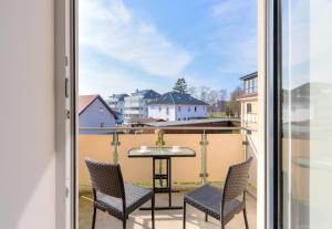 a balcony with a table and chairs and a view at Peenemünde, Seglerhafen_ST_Jolle 16 in Peenemünde