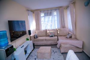 Dreamy Abode 1BR Kisumu的休息区
