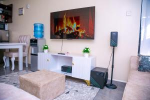 TV a/nebo společenská místnost v ubytování Dreamy Abode 1BR Kisumu + 5 fotografií